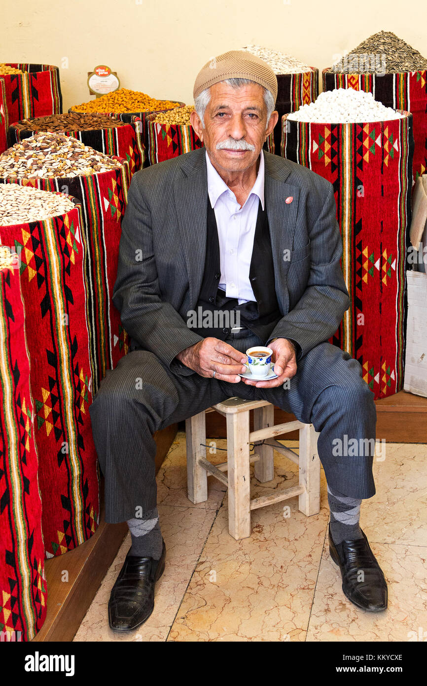 Älterer Einheimischer mit seinem Kaffee in der Hand, in Mardin, Türkei. Stockfoto