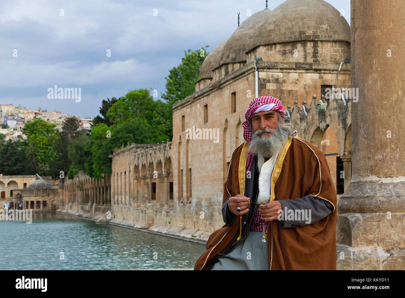 Lokaler Mann in ethnischen Kostümen, im Park bekannt als 'Abrahams Teich' oder 'Balikligol' in Sanliurfa, Türkei. Stockfoto