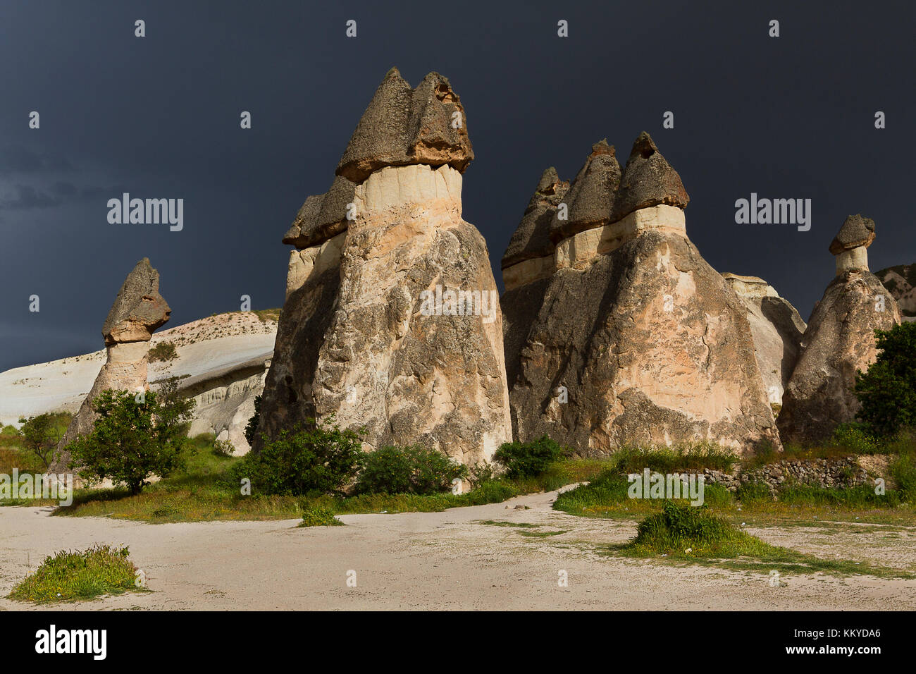 Feenkamine mit dunklen Himmel im Hintergrund, Kappadokien, Türkei. Stockfoto