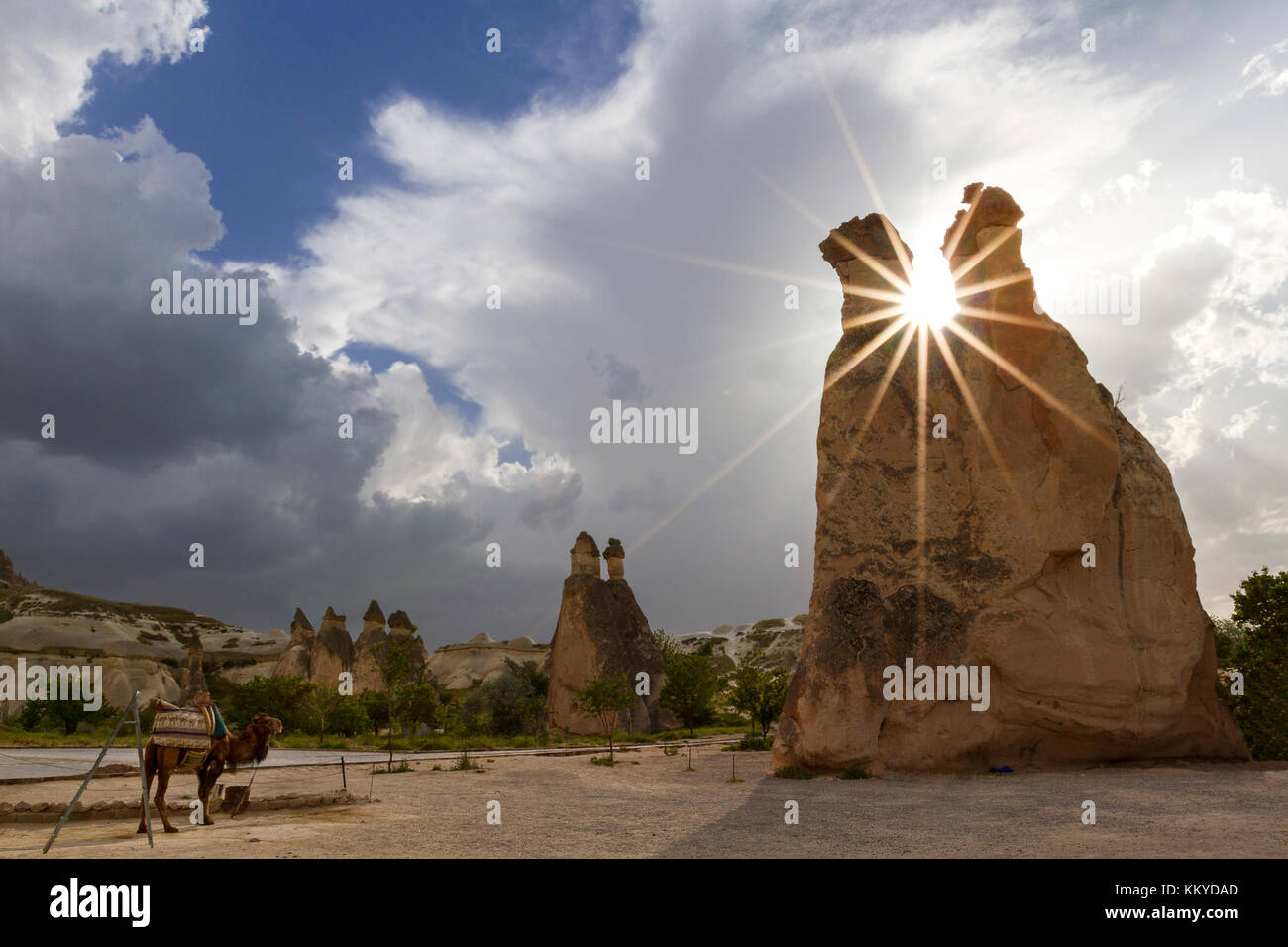 Feenkamine mit Sun Burst, in Kappadokien, Türkei. Stockfoto