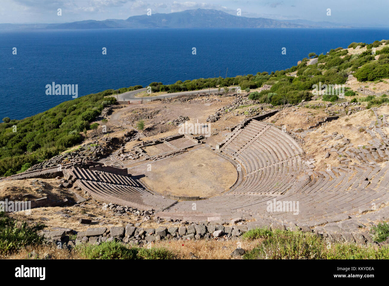 Das antike Theater in die Ruinen von Assos in der Türkei und der griechischen Insel Lesbos im Hintergrund. Stockfoto