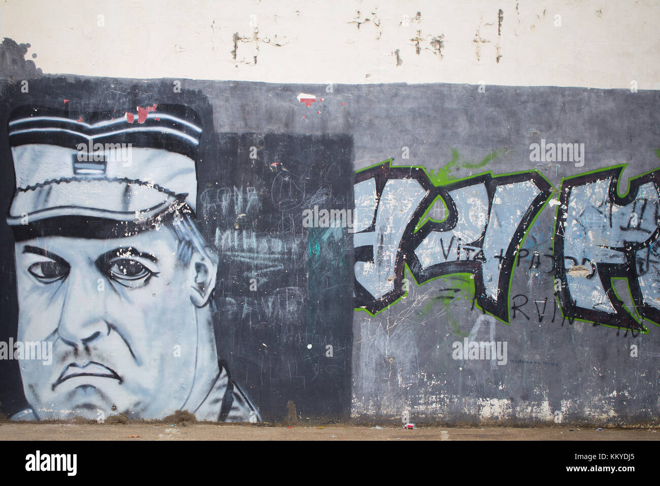 Graffiti von bosnisch-serbischen Kriegsverbrecher Ratko Mladic auf einer Wand in Neu Belgrad, Belgrad, Serbien Stockfoto