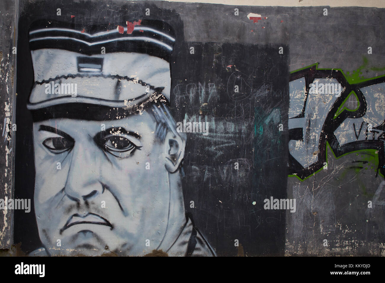 Graffiti von bosnisch-serbischen Kriegsverbrecher Ratko Mladic auf einer Wand in Neu Belgrad, Belgrad, Serbien Stockfoto