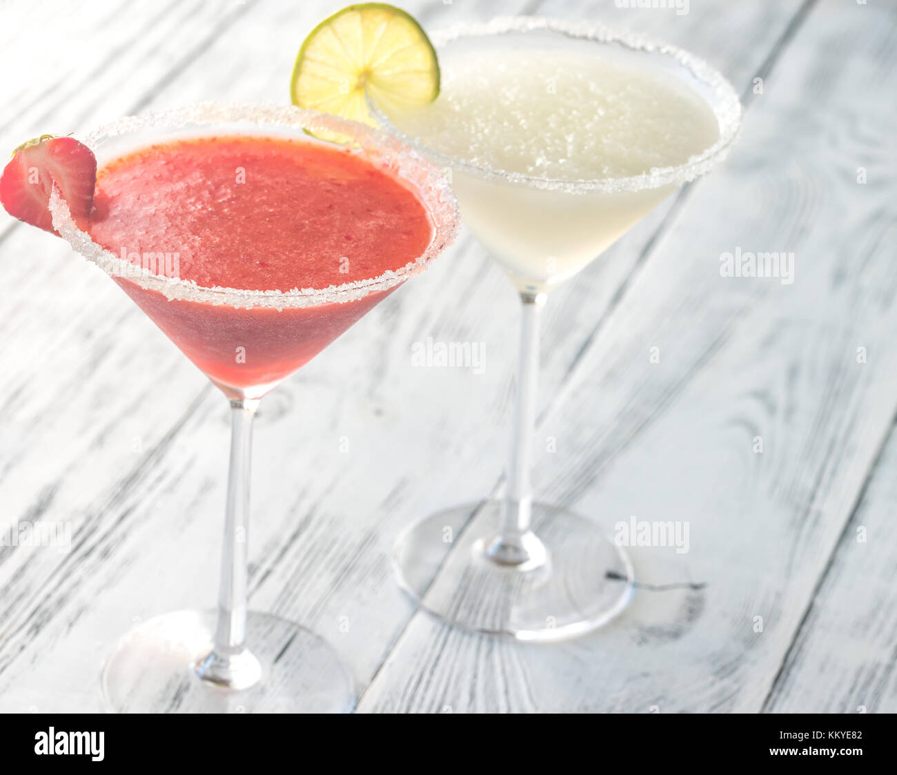 Gläser von Kalk und Strawberry Margarita Cocktail Stockfoto