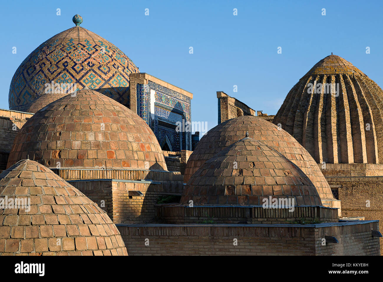 Kuppeln der Mausoleen in der historischen heiligen Friedhof von shahi Wonders in Samarkand, Usbekistan. Stockfoto