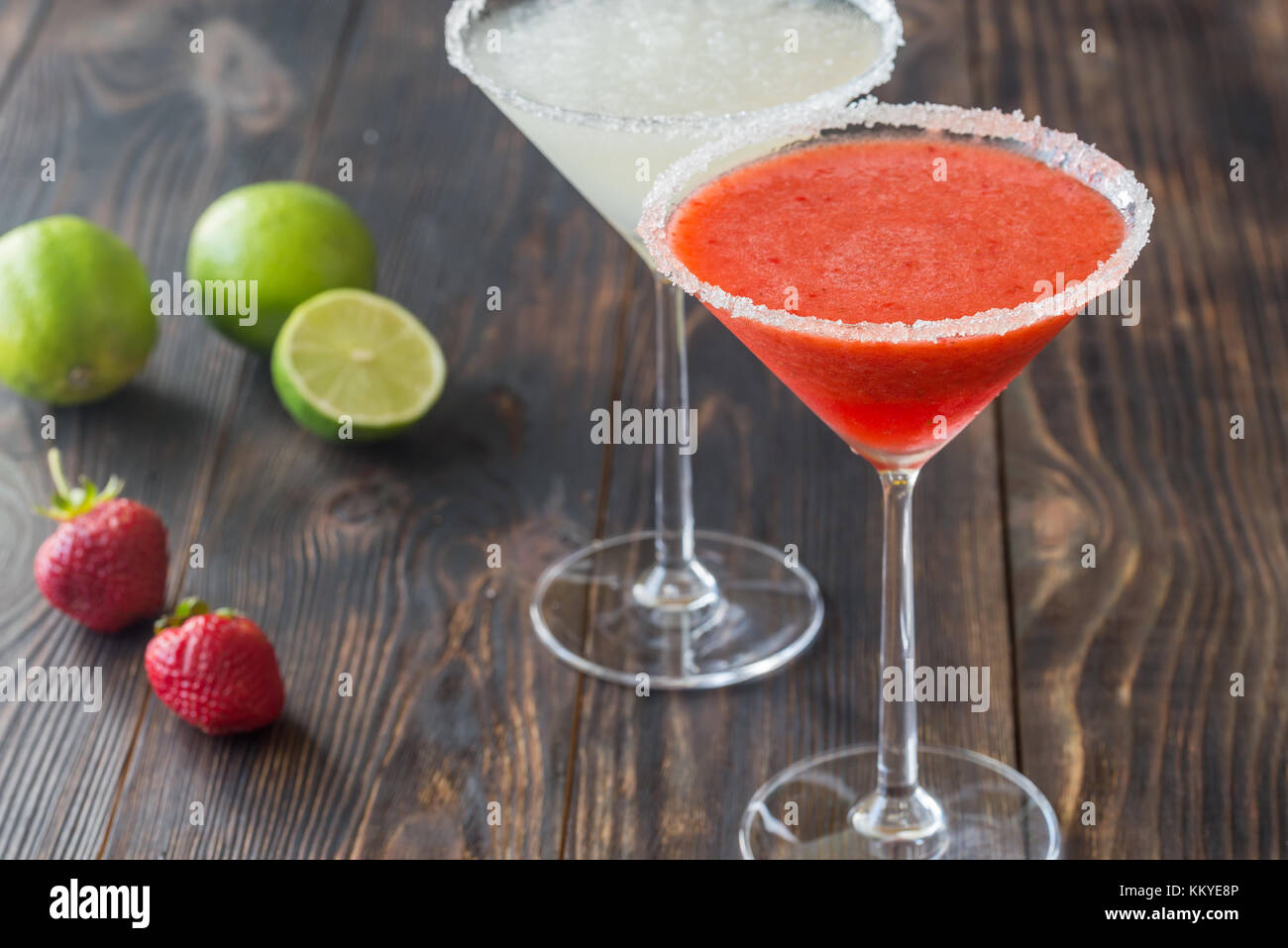 Gläser von Kalk und Strawberry Margarita Cocktail Stockfoto