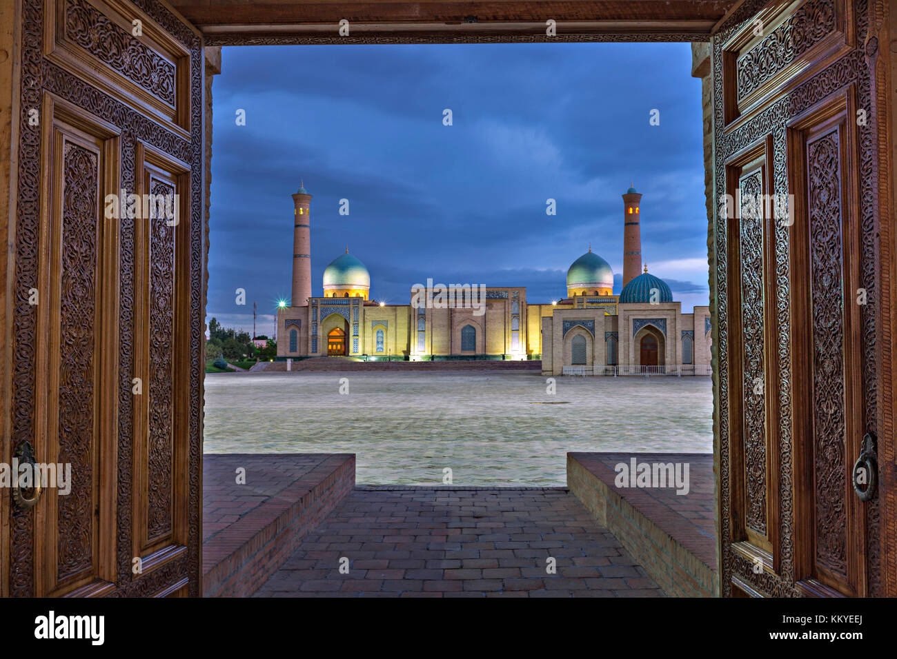 Blick über die Khast Imam Moschee durch hölzerne Türen, Taschkent, Usbekistan. Stockfoto