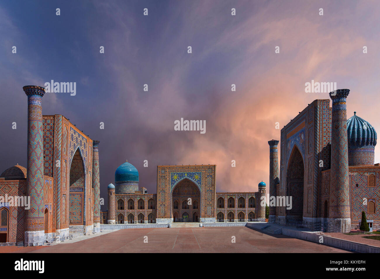 Registan in Samarkand, Usbekistan mit dramatischen Skyline. Stockfoto
