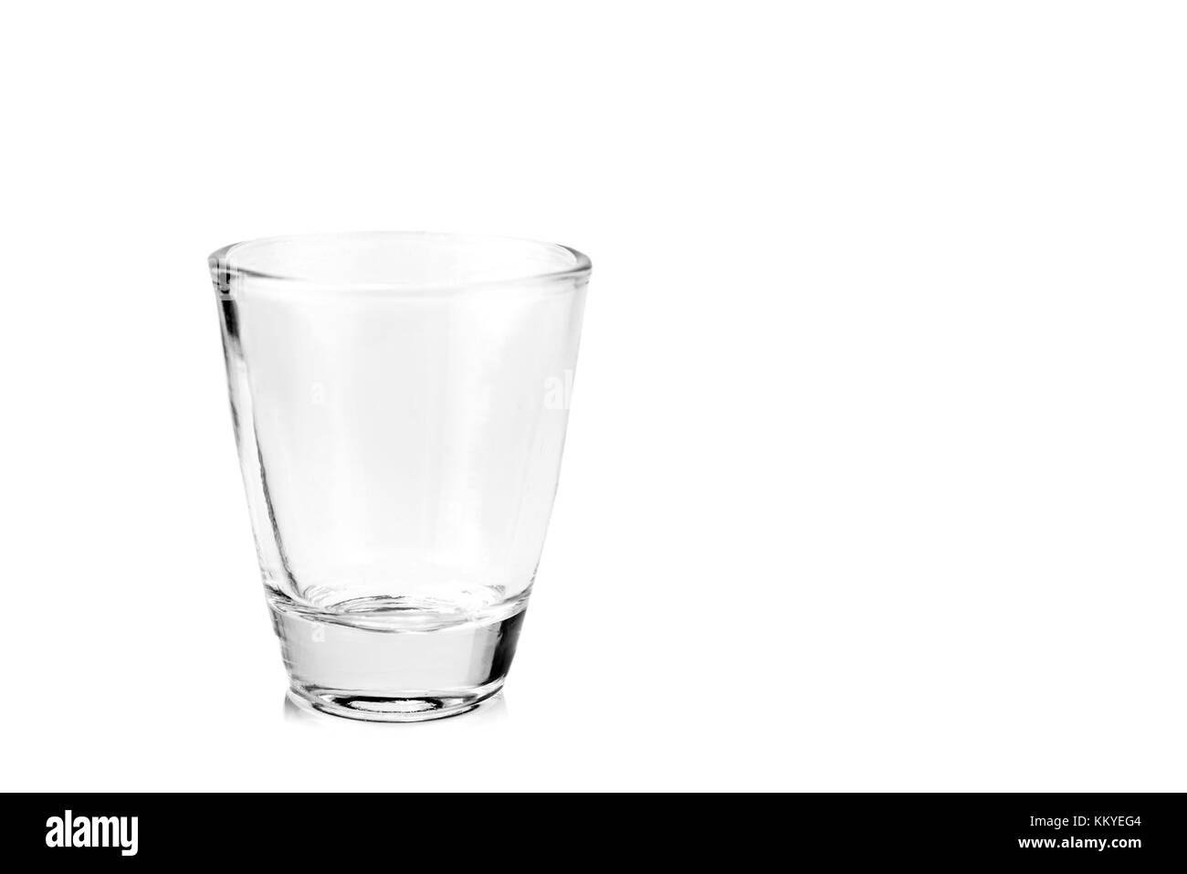 Leere Glas für Alkohol auf dem weißen Hintergrund Stockfoto