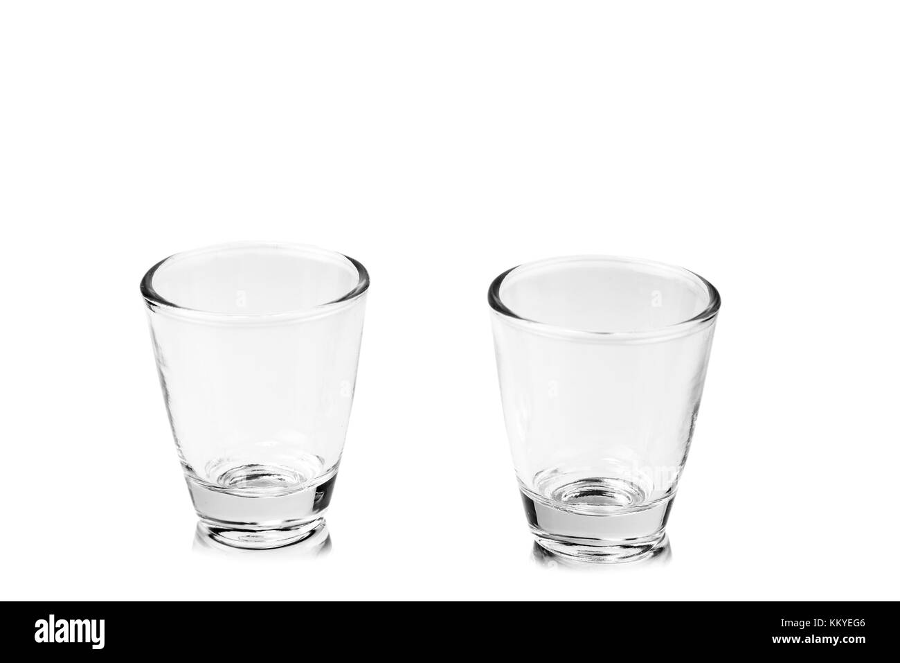Leere Glas für Alkohol auf dem weißen Hintergrund Stockfoto