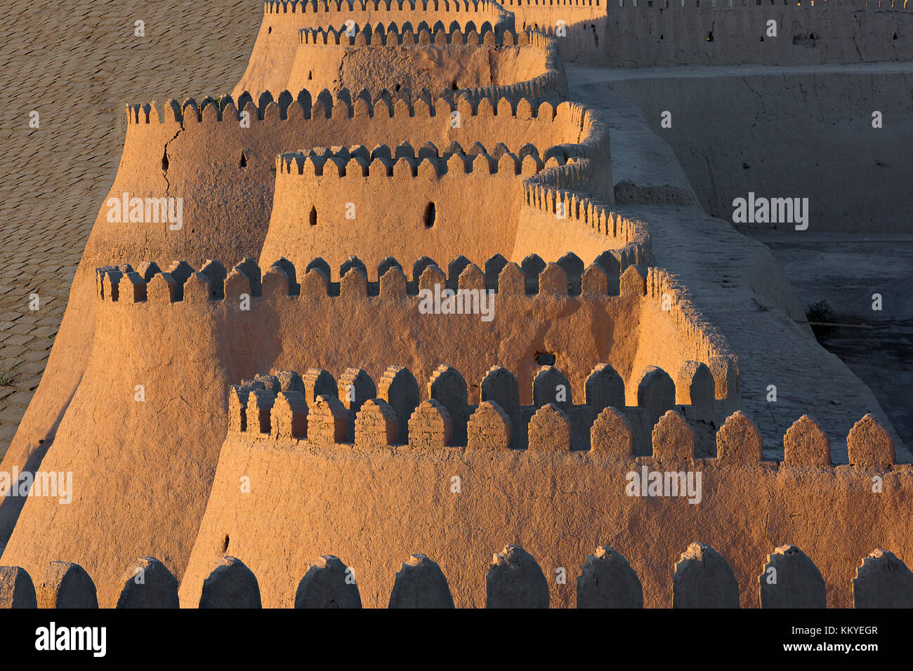 Die Stadtmauern der alten Stadt Chiwa in Usbekistan, auf den Sonnenuntergang. Stockfoto