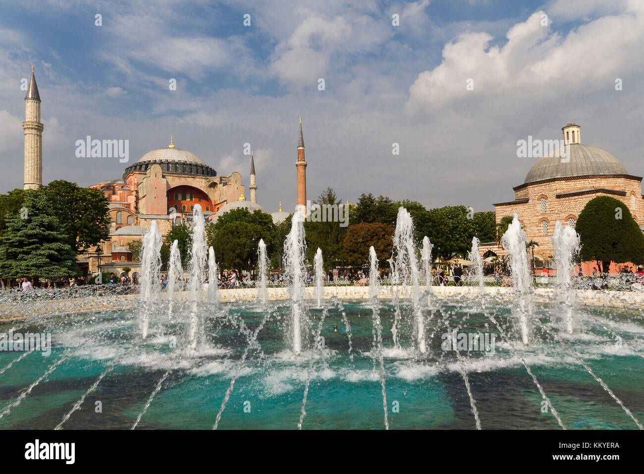 Die Hagia Sophia und die Brunnen in Sultanahmet Park, Istanbul, Türkei Stockfoto