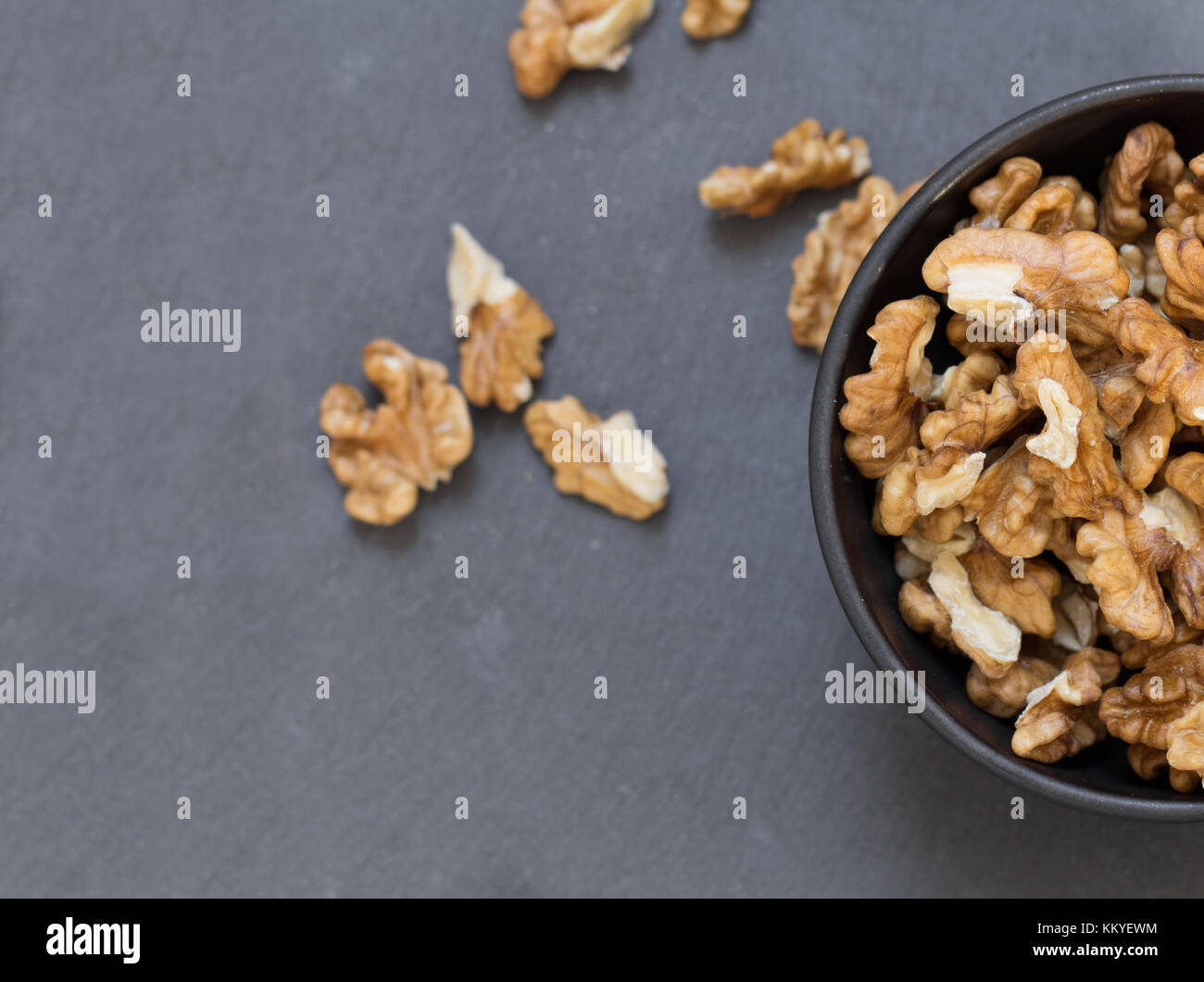 Wallnuts in Schüssel auf Graue Tabelle Stockfoto