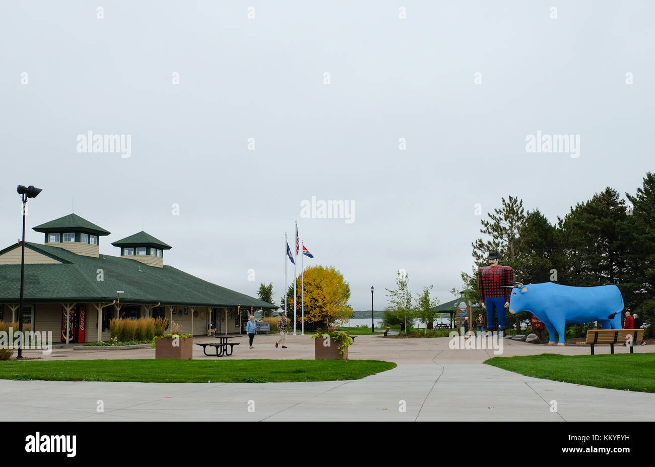 Besucherzentrum und Statuen von Paul Bunyan und Babe die Blue Ox in Bemidji, Minnesota, USA. Stockfoto