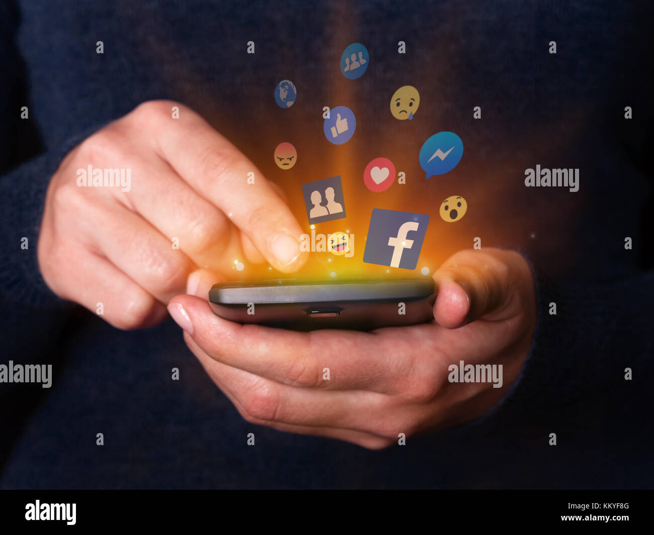 Frau Hände halten Sie Ihr Smartphone Handy Facebook Social Media Network App wie Messenger Freunde Gruppen Anmeldung Reaktionen emojis Stockfoto