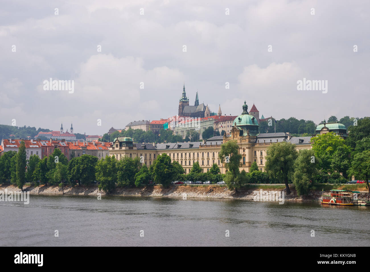 Die Moldau und die Prager Altstadt, tschechische Republik. strakova Akademie mit Saint Vitus Kirche auf dem Hintergrund Stockfoto
