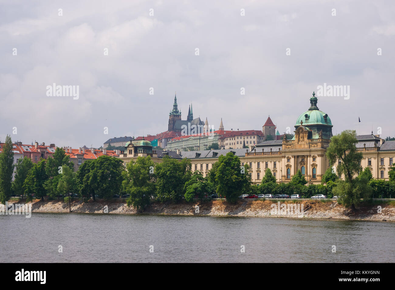 Moldau Bahndamm mit Prag, tschechische Republik. strakova Akademie und Saint Vitus Kirche, die auf dem Hintergrund Stockfoto