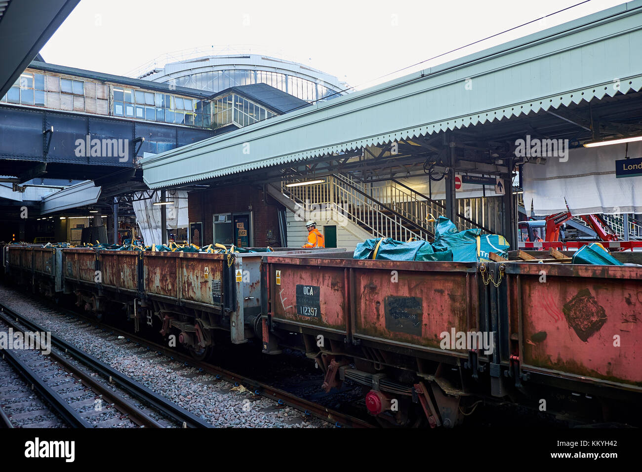 LONDON CITY – 26. DEZEMBER 2016: Güterzug mit Wagen, die an der Paddington Station abgestellt wurden, um Schrott abzuholen Stockfoto