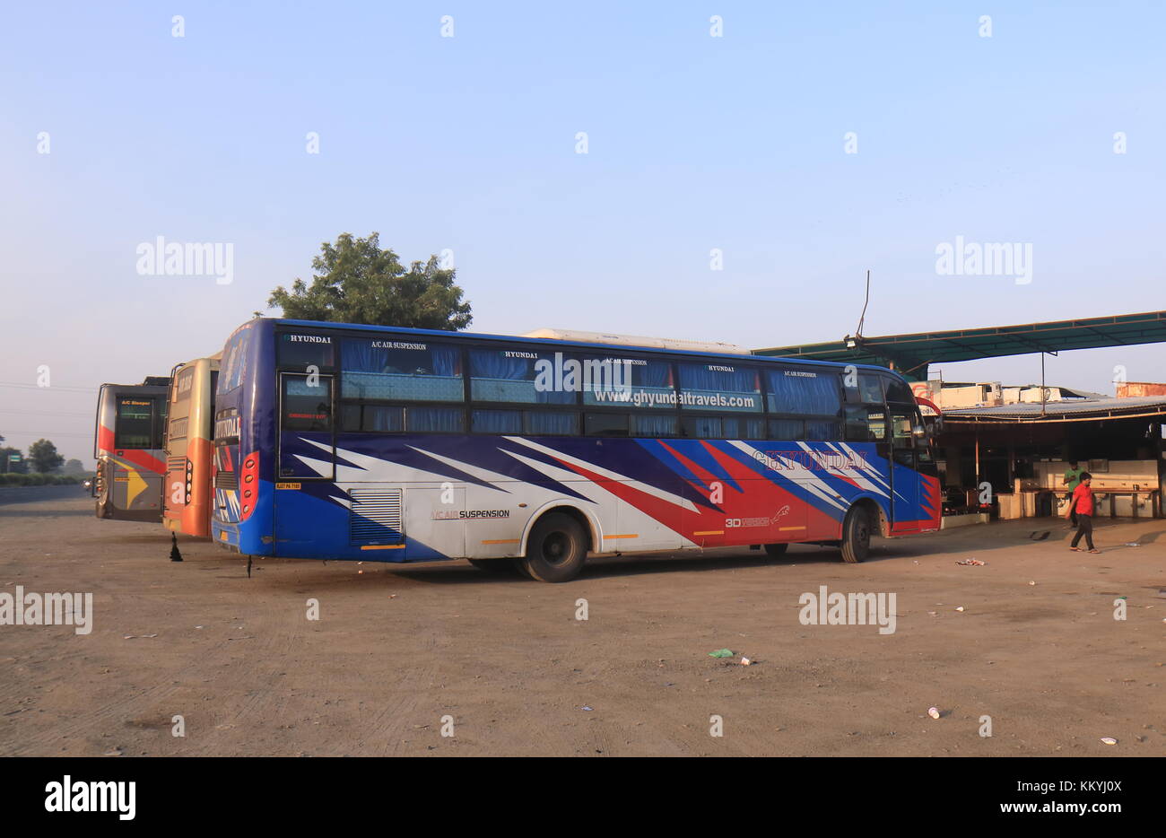 Long Distance Bus Service Bereich in Udaipur Indien geparkt. Stockfoto