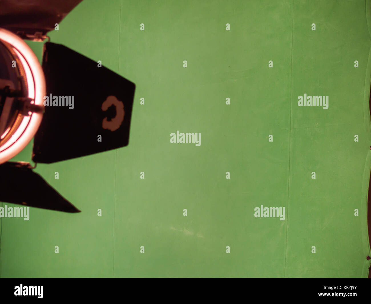 Echten leer Green Screen in Photo Studio mit leuchtenden Lampe Stockfoto