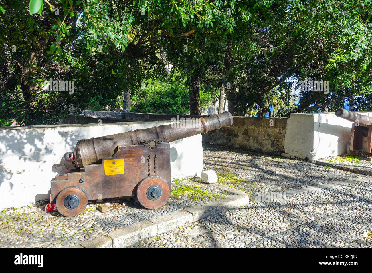 Zwei alte Kanonen, durch die fort, Kos Stadt, Griechenland Stockfoto