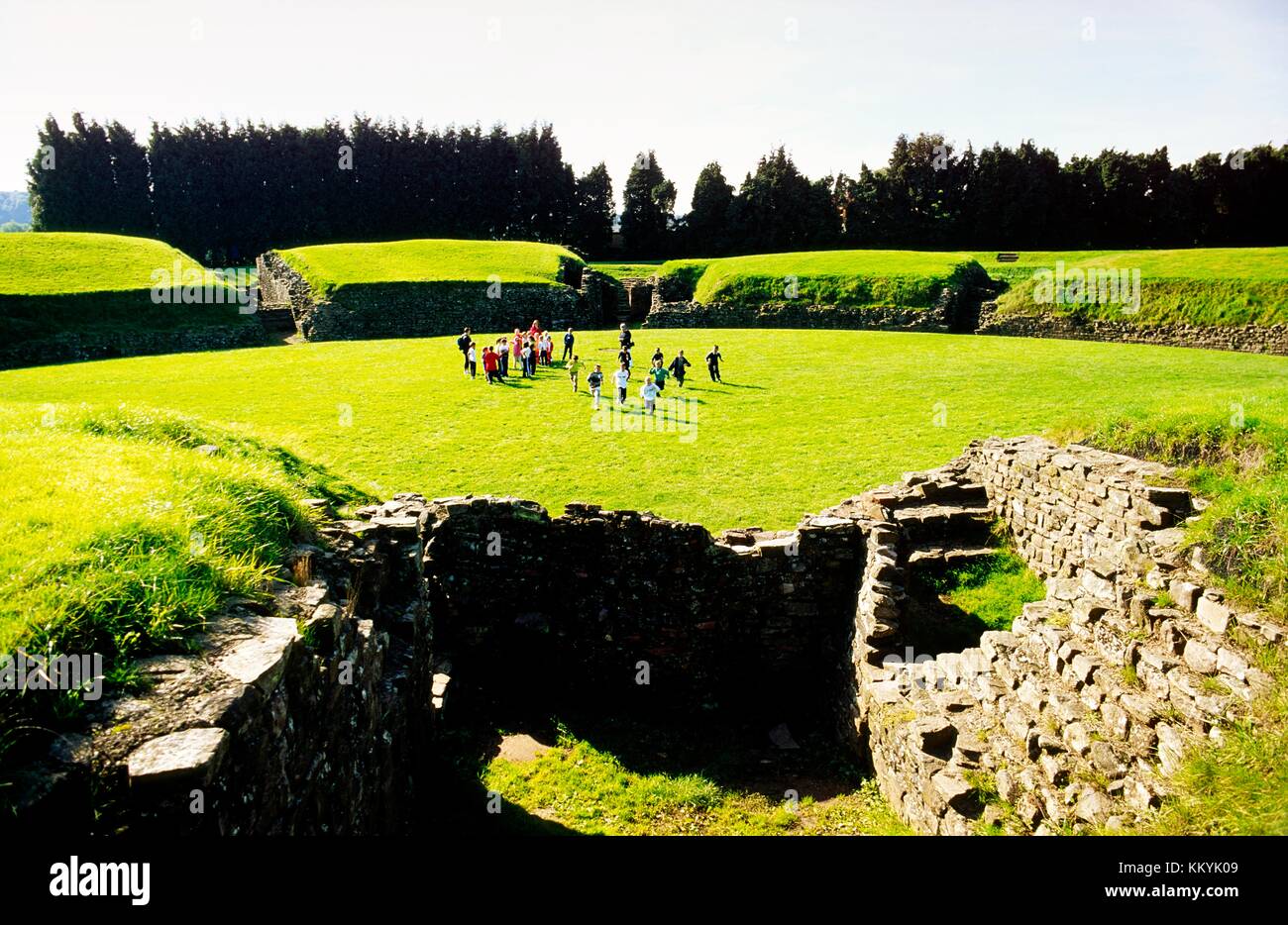 Schüler innen römisches Amphitheater von caerleon, Wales. einst Sitz der Legio ii Augusta der römischen Armee in Großbritannien Stockfoto