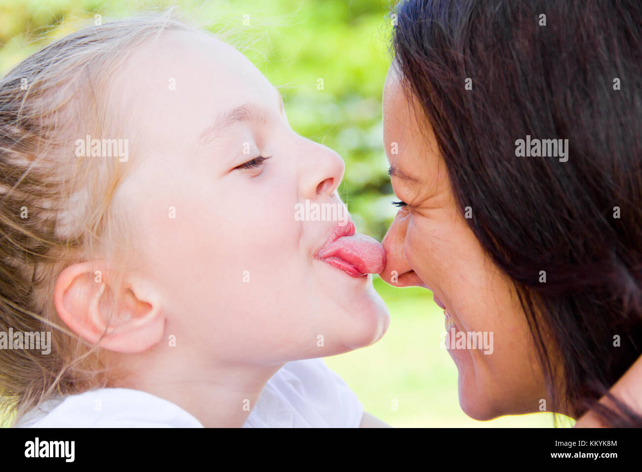 Foto des Küssens Mutter und Tochter im Sommer Stockfoto