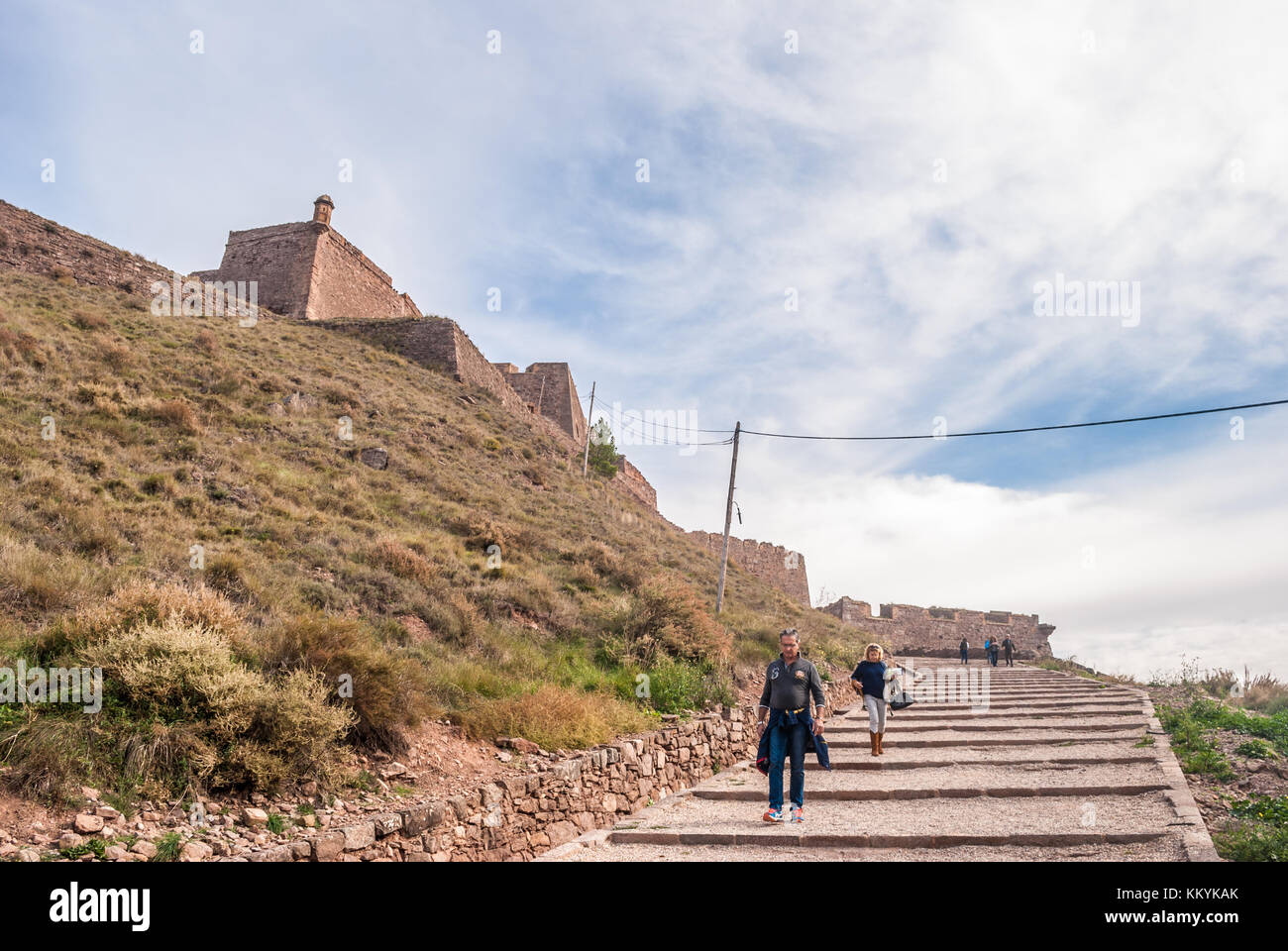Weg zum Schloss von Cardona mit zwei Personen zu Fuß. Mittelalterliche Festung. Stadt Cardona, Katalonien Stockfoto
