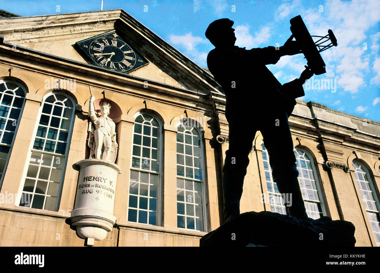 Statuen von König Heinrich V. und Charles Stewart Rolls vor der georgianischen Shire Hall in der Stadt Monmouth, Gwent, Wales, Großbritannien Stockfoto