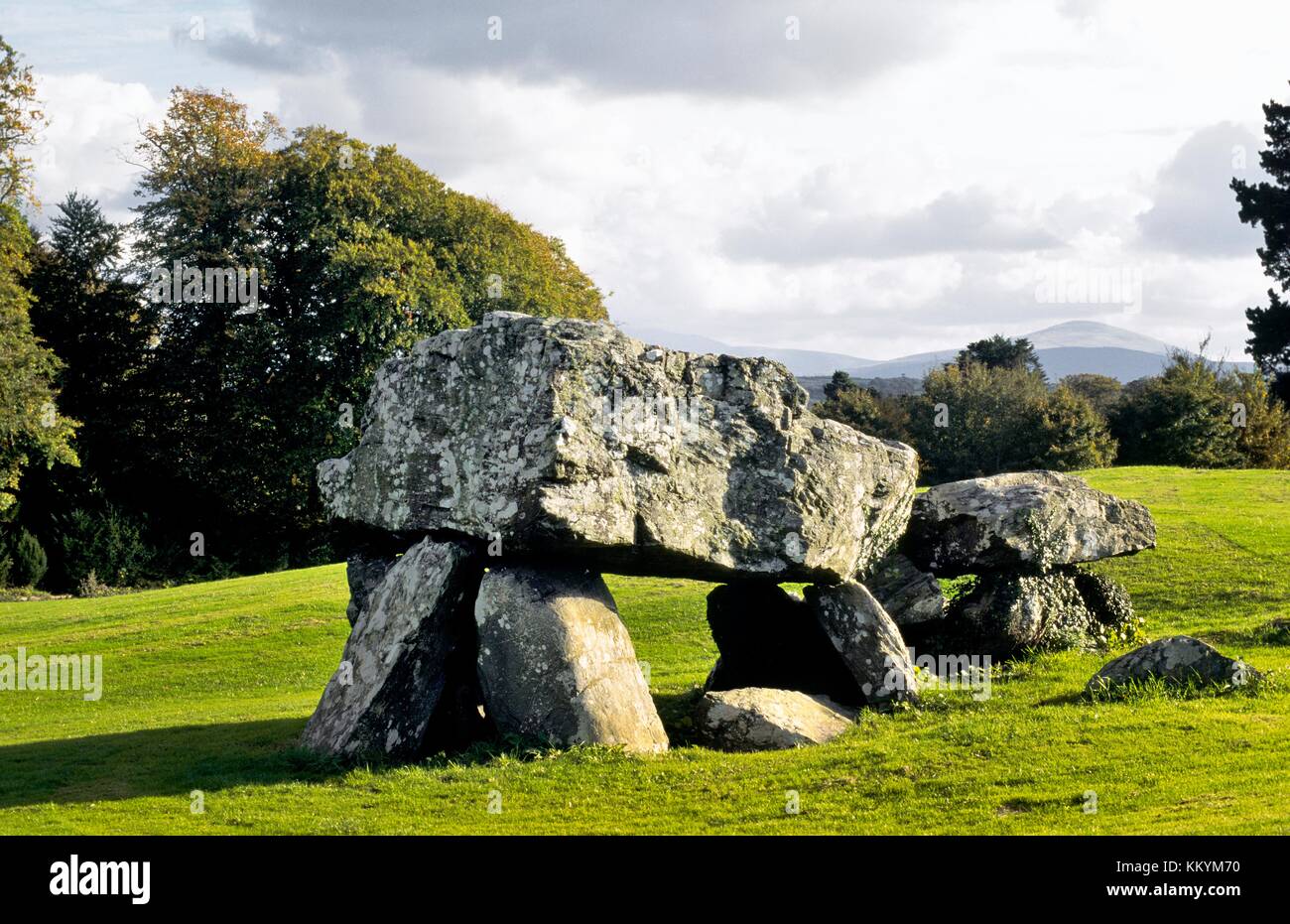 Plas Newydd prähistorische Großsteingräber Grabkammer auf dem Plas Newydd Immobilien, Anglesey, Wales, Großbritannien Stockfoto