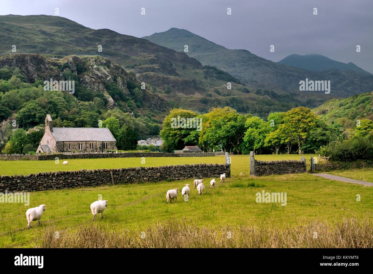 St. Mary's Church in der Snowdonia mountains Dorf Beddgelert, Gwynedd, Wales. Nord Ost zu Y Lliwedd und Yr Aran Stockfoto