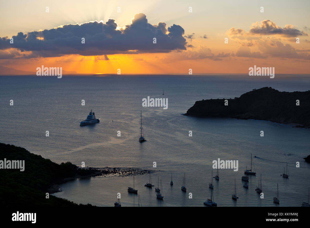 Sonnenuntergang über einem Teil des englischen Hafen in Antigua. die Insel am Horizont ist Montserrat. Stockfoto