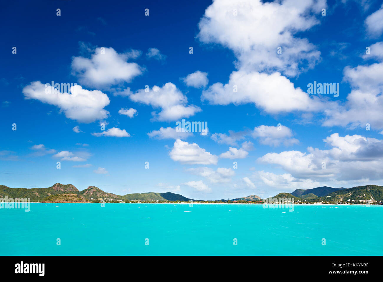Anzeigen Strände in Antigua vom Boot aus in die Karibik. Stockfoto