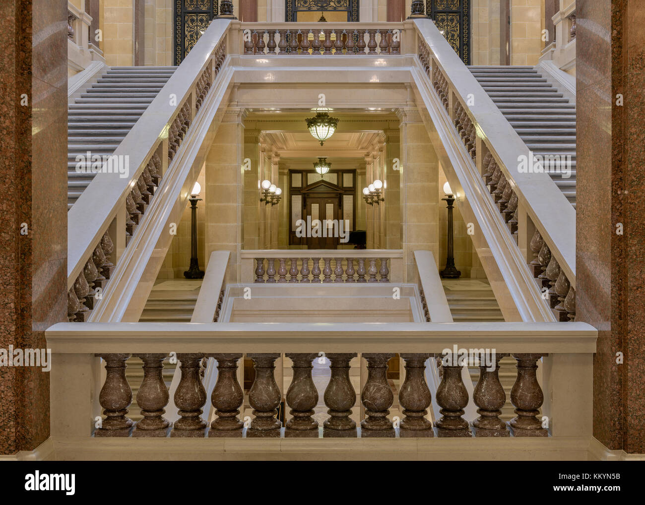 Korridor durch Treppen in die Wisconsin State Capitol in Madison, Wisconsin Stockfoto