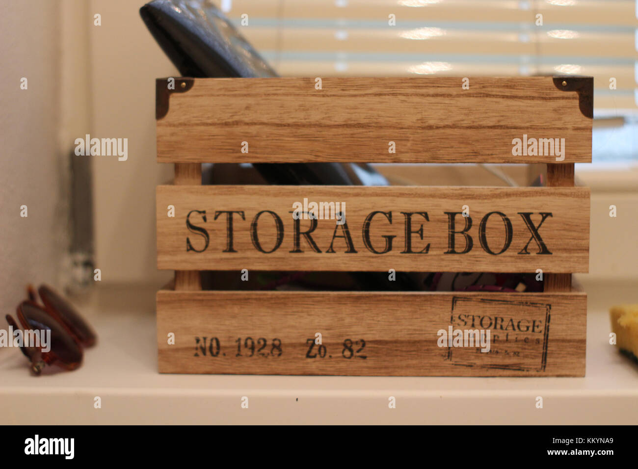 Holz- Aufbewahrungsbox mit Sonnenbrille und andere Dinge als Dekoration auf einem Home Sae-Raum Stockfoto
