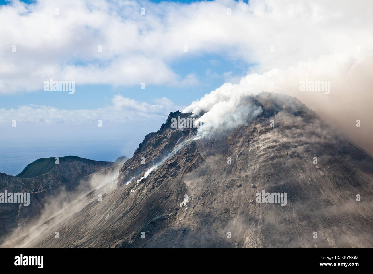 Der aktive Vulkan Soufrière Hills auf Montserrat von Hubschrauber gesehen. Die toten Landschaft wird häufig durch neue pyroklastische Ströme abgedeckt. Stockfoto