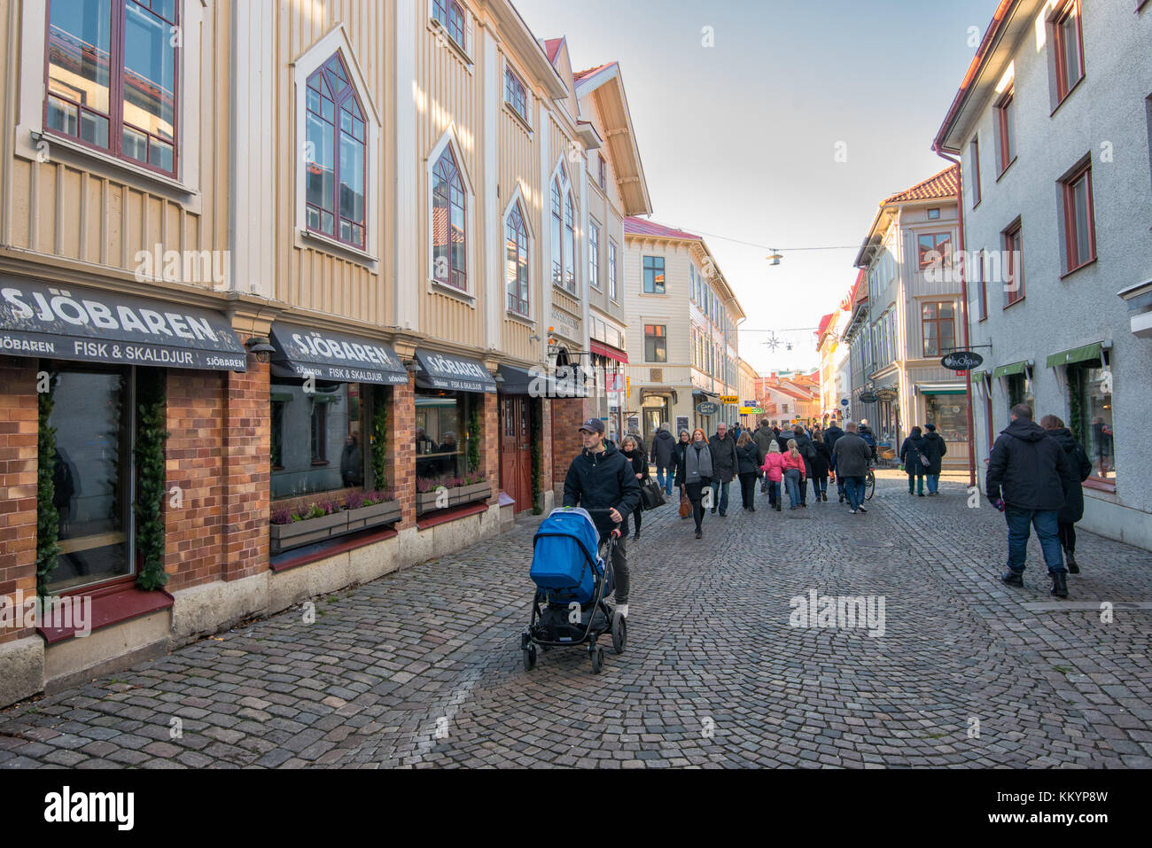 Die Menschen schlendern durch die Straßen von Haga in Göteborg. Haga ...
