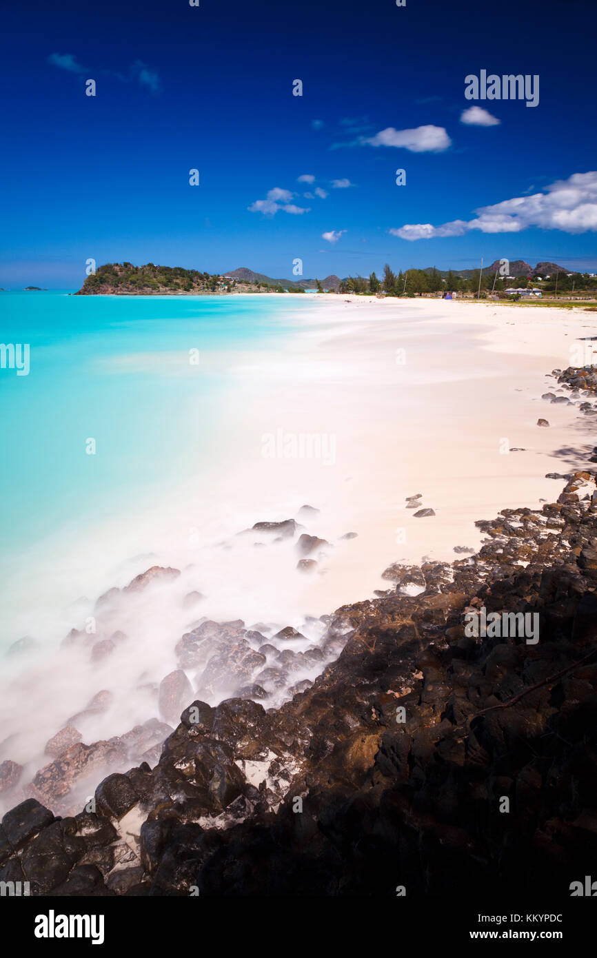 Schöne Ffryes Beach in Antigua mit Steinen in den Vordergrund und verschwommene Bewegung. Stockfoto