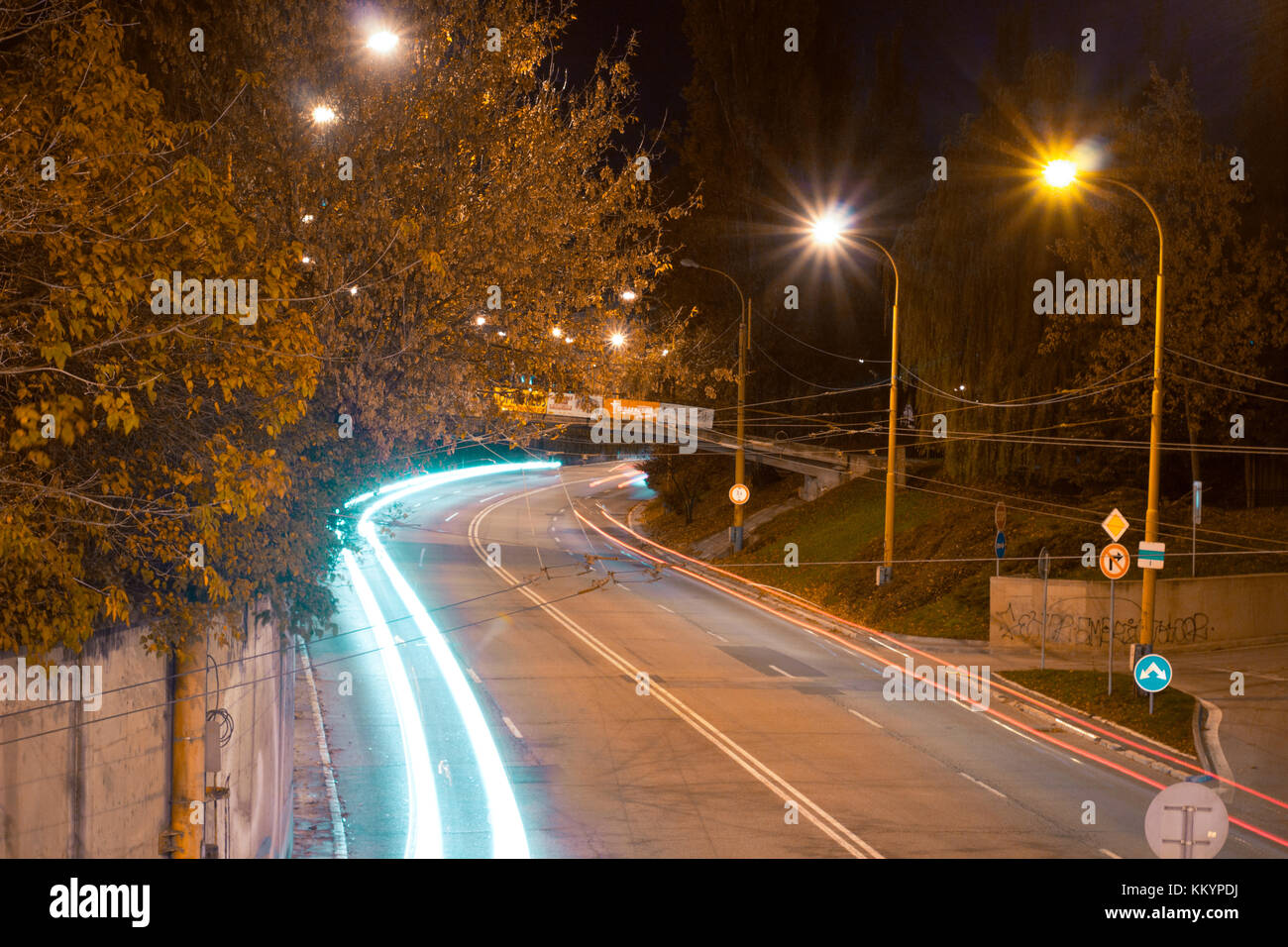Nacht Straße lange Belichtung auf der Autobahn mit leichten Spuren von der Trafic und Laternen und Bäumen Slowakei Stockfoto