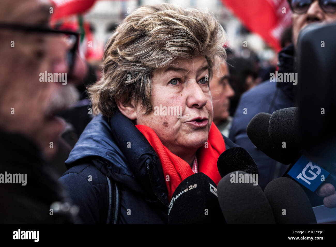 Rom, Italien. 02 Dez, 2017. Susanna Camusso, cgil Generalsekretär nimmt an einer Demonstration gegen die Rentenreform der italienischen Regierung in Rom zu protestieren, Italien am 02. Dezember 2017. Tausende von Demonstranten an einer anti-regierung Rallye die cgil Gewerkschaften aufgerufen, gegen die automatische Wanderung der Rente auf 67 Jahre zu Protest von 2019. Credit: Giuseppe ciccia/Pacific Press/alamy leben Nachrichten Stockfoto