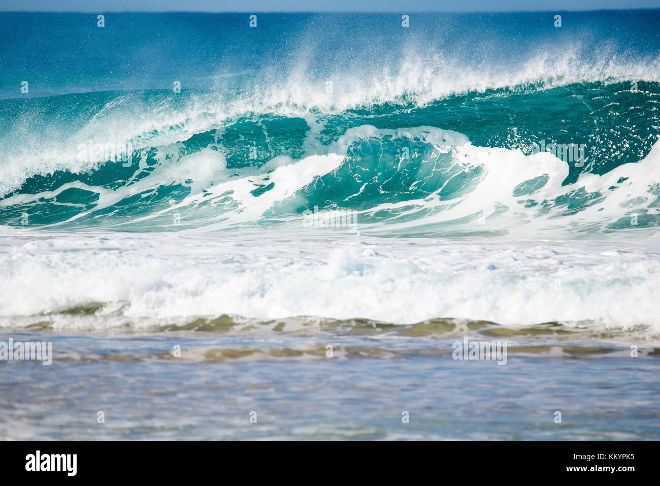 Große Welle an der Küste bricht Stockfoto