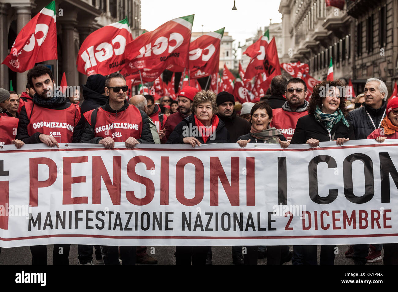 Rom, Italien. 02 Dez, 2017. italienischen Gewerkschaft CGIL eine Demonstration gegen die Rentenreform der italienischen Regierung in Rom zu protestieren, Italien am 02. Dezember 2017. Tausende von Demonstranten an einer anti-regierung Rallye die cgil Gewerkschaften aufgerufen, gegen die automatische Wanderung der Rente auf 67 Jahre Protest von 2019. Credit: Giuseppe ciccia/Pacific Press/alamy leben Nachrichten Stockfoto