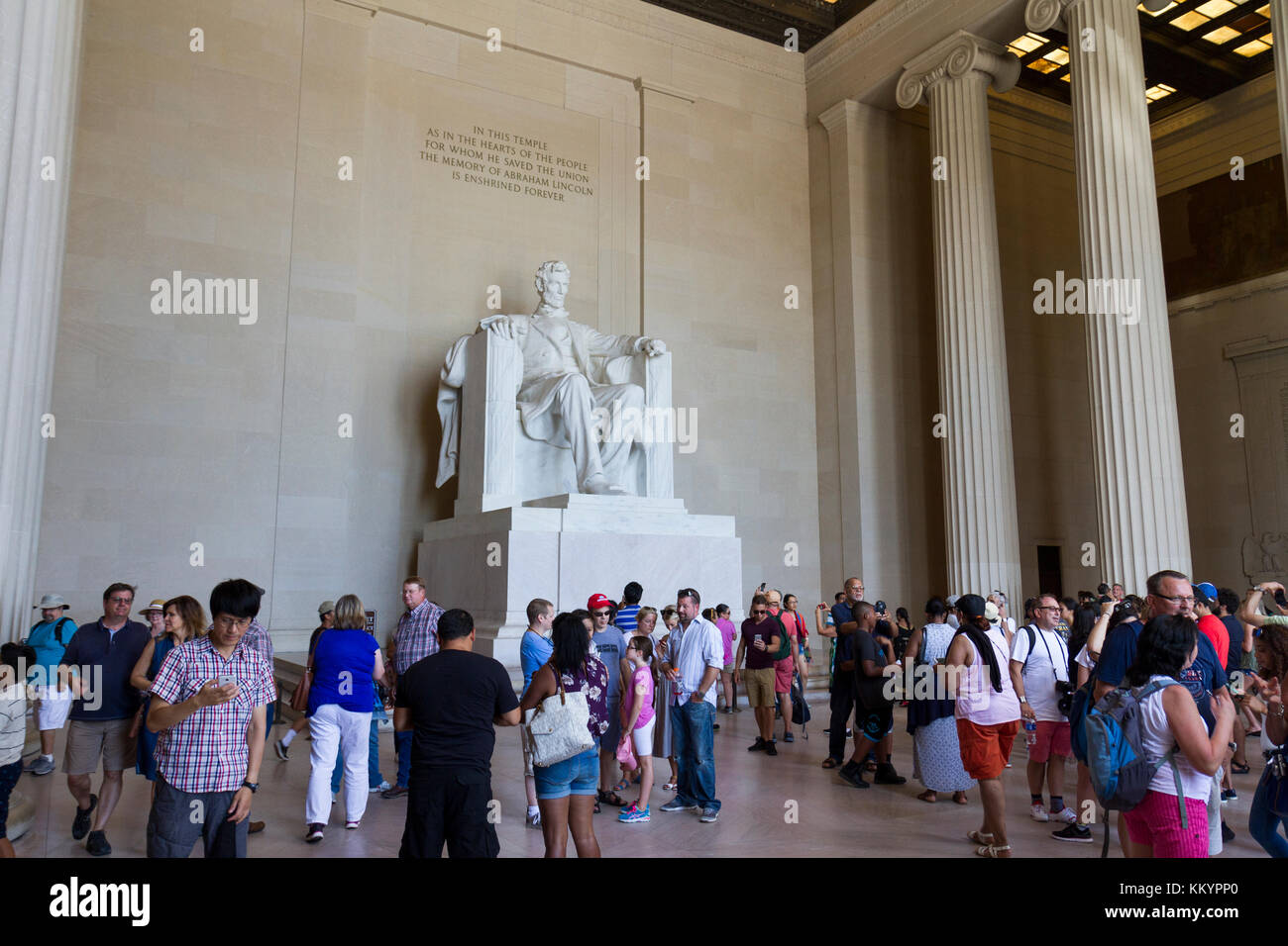 Die Besucher der Statue von Abraham Lincoln im Lincoln Memorial, Washington DC, USA. Stockfoto