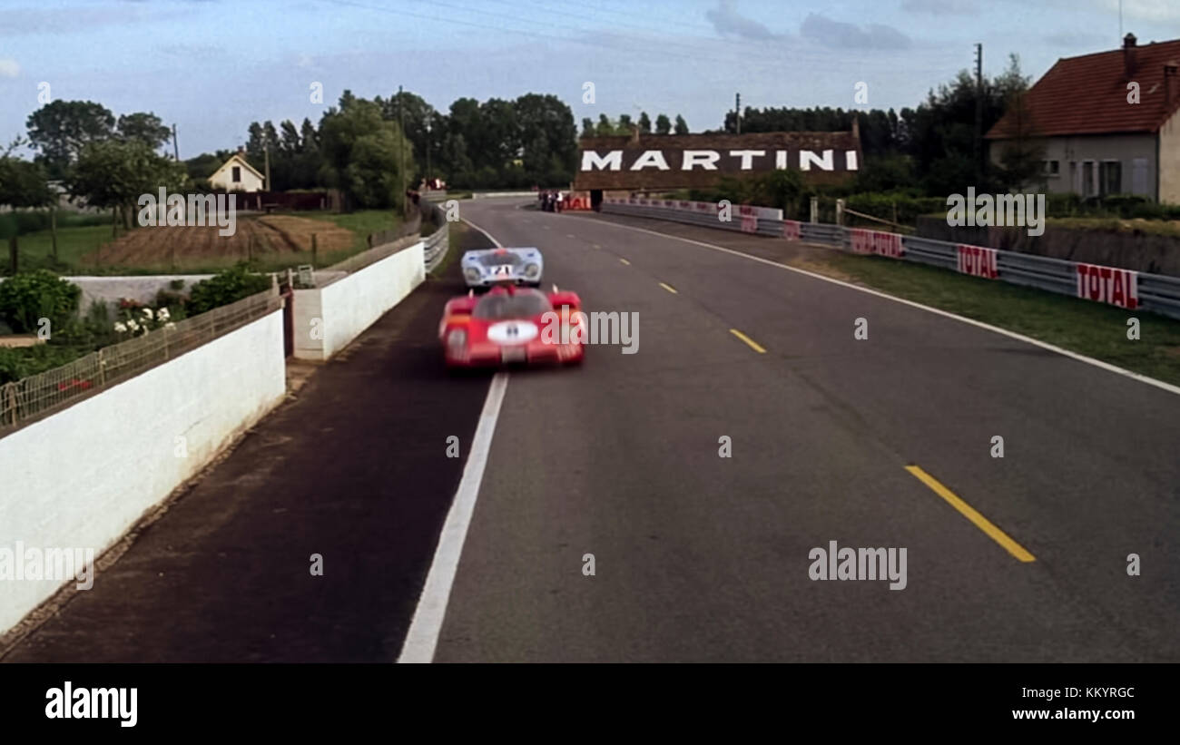 Steve McQueen als Rennfahrer Michael Delaney bereitet Erich Stahler in Ferrari 512 LM in der Jährlichen 24-Std.-Grand Prix Rennen, von "Le Mans" (1971) unter der Regie von H. Lee Katzin überholen. Stockfoto