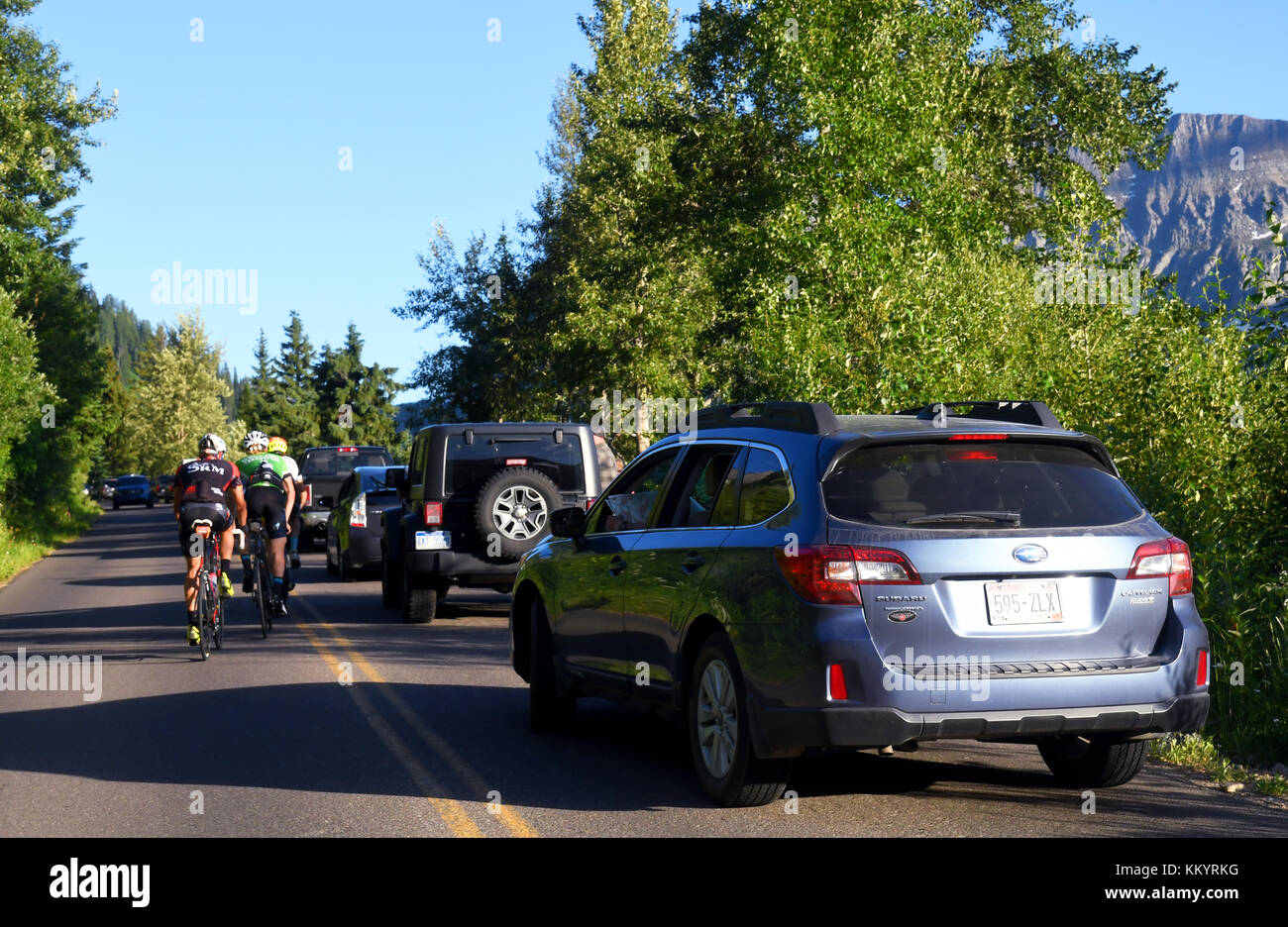 GLACIER NATIONAL PARK, Montana, USA - 22. Juli 2017: Stau von Fahrrädern und Autos auf der Westseite von der Sonne Straße, im Glacier Nati Stockfoto
