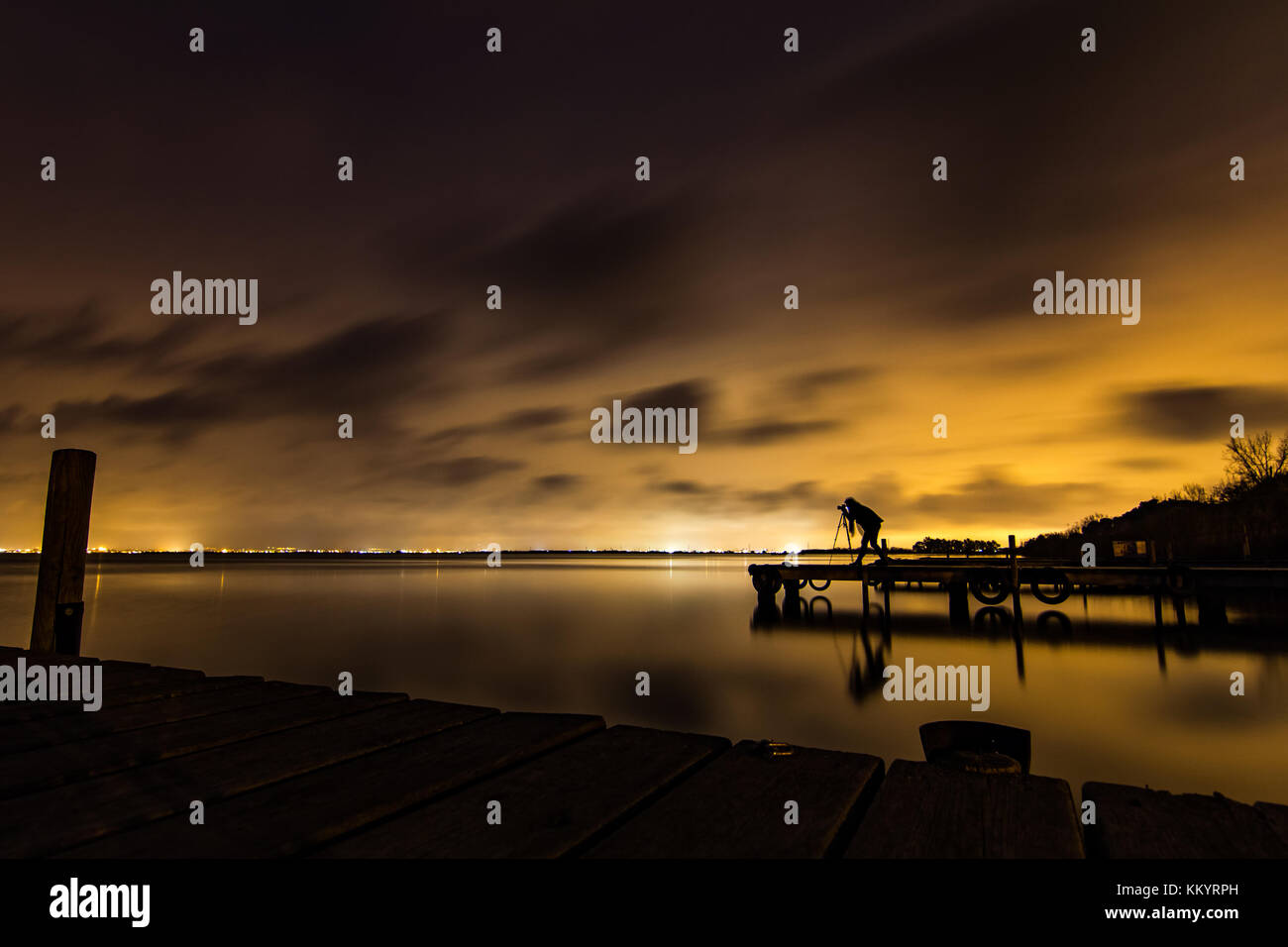 Fotos mit langer Belichtungszeit einer Fotografin am See Pobles Del Sud Pier in der Nähe von Valencia, Spanien Stockfoto