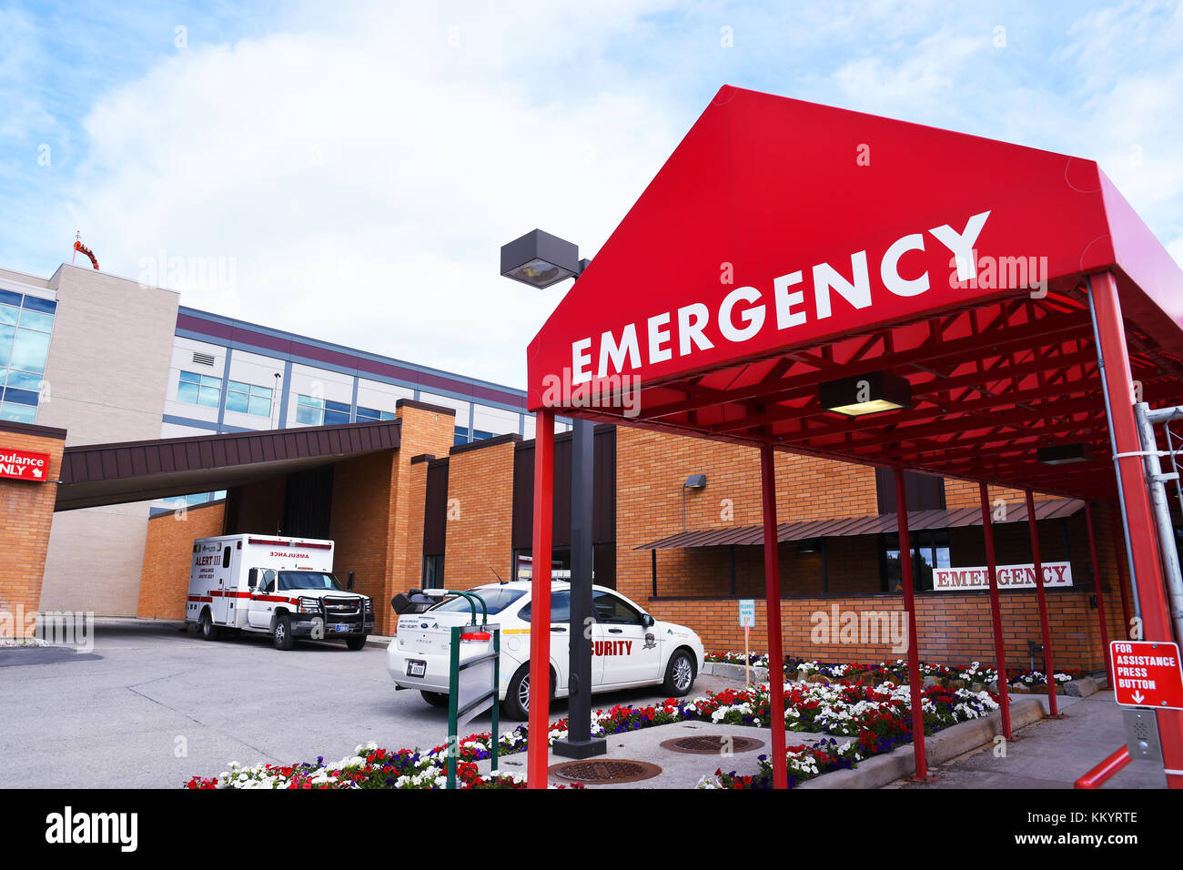 KALISPELL, Montana, USA - 19. Juni 2017: Emergency Room Eingang in Kalispell Regional Medical Center mit einem Krankenwagen und Sicherheit Auto in den hinterg Stockfoto