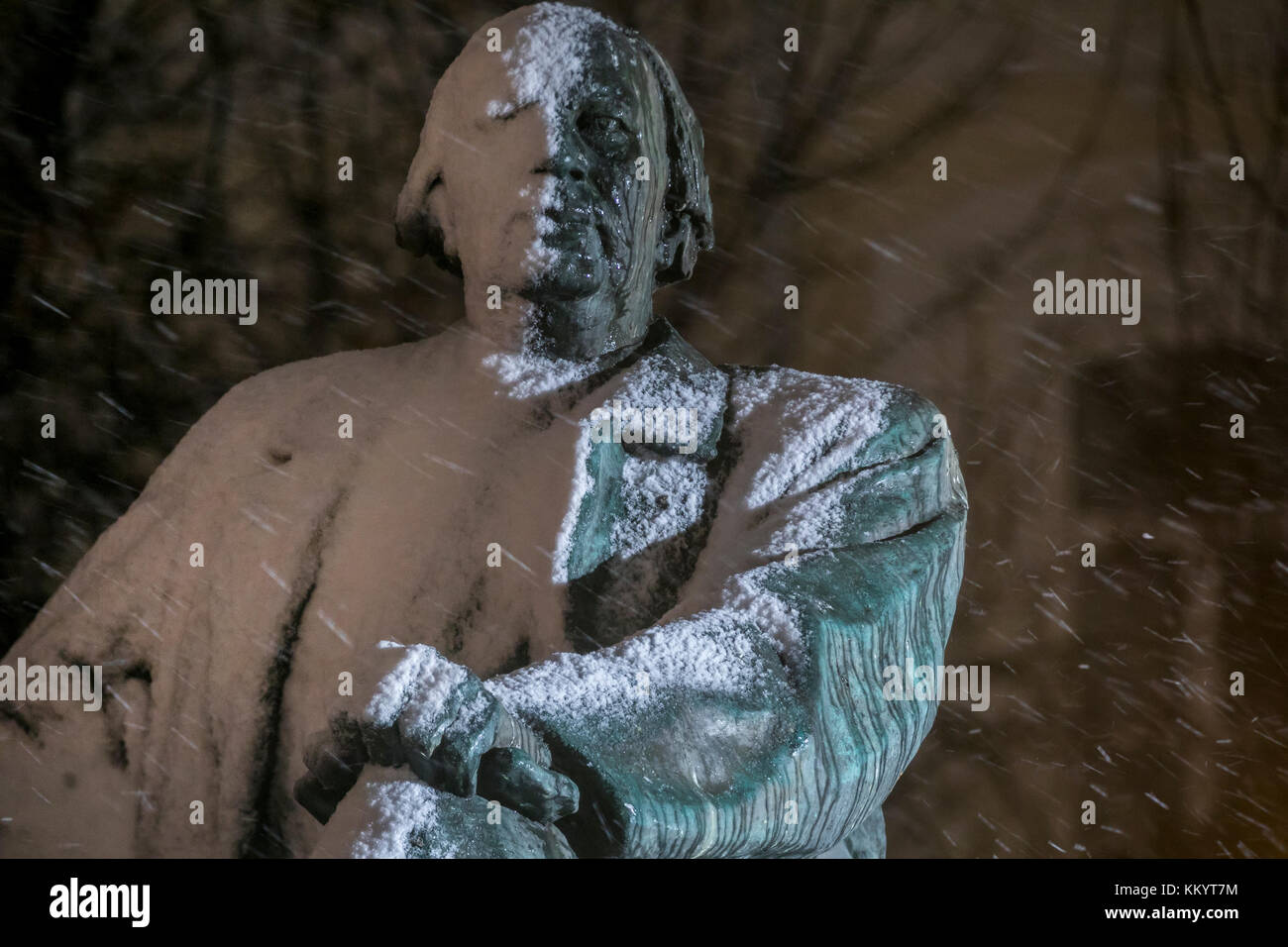 Blick auf das Denkmal nikolaevich Tolstoi in wosnessenski Passage während einer anormalen Schneefall in Moskau Alexei, Russland Stockfoto