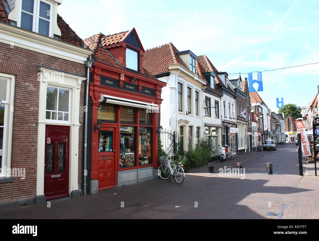 Luttekepoortstraat Einkaufsstraße mit spezialisierten Liquor Store/Aus Lizenz de Butler, zentrale Harderwijk, Niederlande Stockfoto