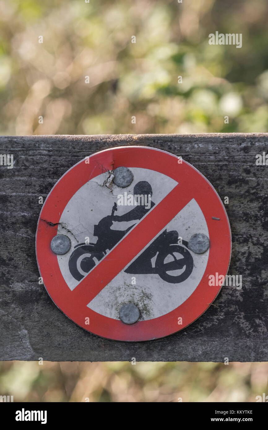 Kein Motorrad-Zeichen auf Land weg in Cornwall, UK. Mögliche Metapher eingeschränkten Freiheiten, Hells Angels Motorrad Kultur, auf dem rechten Weg zu bleiben. Stockfoto